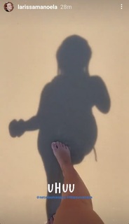 Larissa Manoela feet photo thumbnail