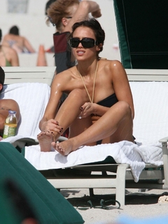 Jessica Alba feet photo thumbnail