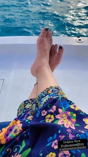 Hina Khan feet photo thumbnail