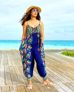 Hina Khan feet photo thumbnail