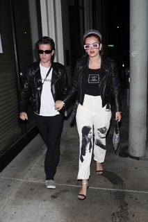 Bella Thorne feet photo thumbnail