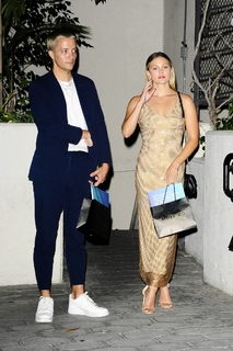 Olivia Holt feet photo thumbnail