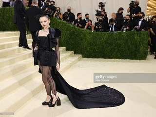 Maisie Williams feet photo thumbnail