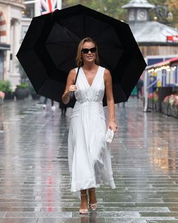 Amanda Holden feet photo thumbnail