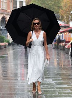 Amanda Holden feet photo thumbnail