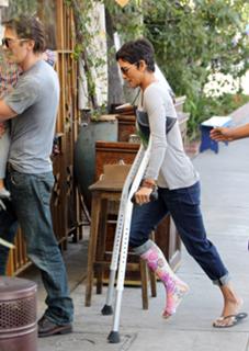 Halle Berry feet photo thumbnail