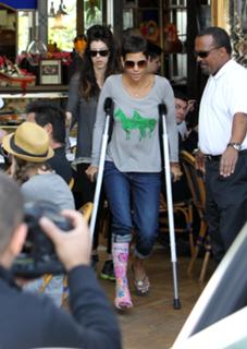 Halle Berry feet photo thumbnail