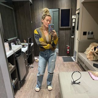 Hilary Duff feet photo thumbnail