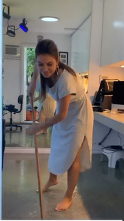 Maria Menounos feet photo thumbnail
