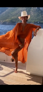 Brooke Burke feet photo thumbnail