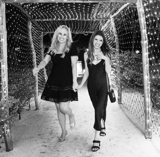 Anna Kendrick feet photo thumbnail