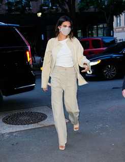 Kendall Jenner feet photo thumbnail