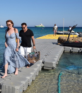 Lindsay Lohan feet photo thumbnail