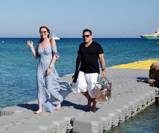 Lindsay Lohan feet photo thumbnail