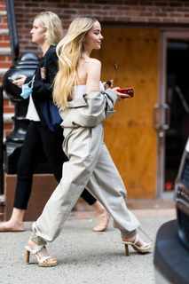 Dove Cameron feet photo thumbnail