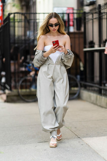 Dove Cameron feet photo thumbnail
