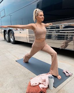 Kelsea Ballerini feet photo thumbnail