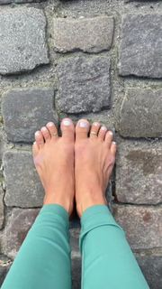 Kino MacGregor feet photo thumbnail