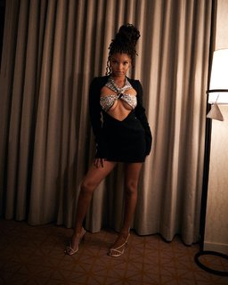 Halle Bailey feet photo thumbnail