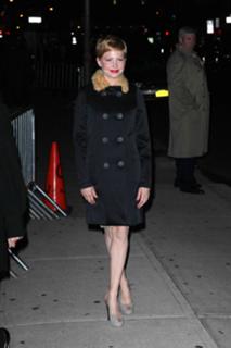 Michelle Williams feet photo thumbnail