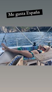 Chelsea Handler feet photo thumbnail