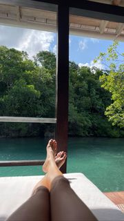 Kendall Jenner feet photo thumbnail