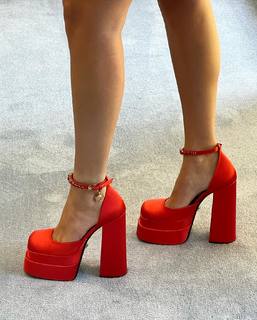 Chiara Ferragni feet photo thumbnail