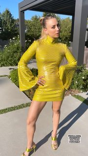 Kaley Cuoco feet photo thumbnail