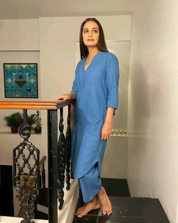Dia Mirza feet photo thumbnail
