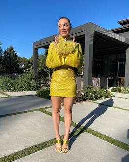 Kaley Cuoco feet photo thumbnail