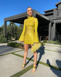 Kaley Cuoco feet photo thumbnail