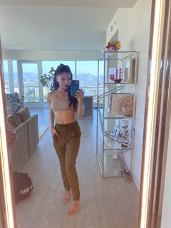 Halle Bailey feet photo thumbnail