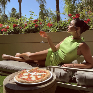 Vanessa Hudgens feet photo thumbnail
