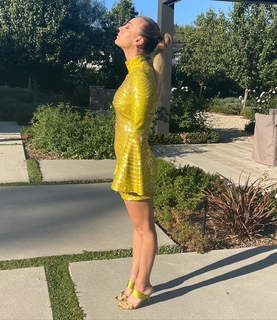 Kaley Cuoco feet photo thumbnail