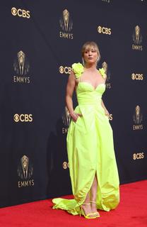Kaley Cuoco feet photo thumbnail