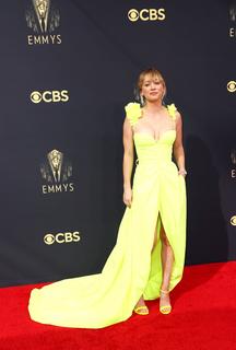 Kaley Cuoco feet photo thumbnail