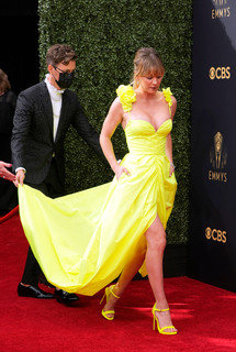 Kaley Cuoco feet photo thumbnail