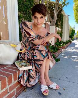 Selma Blair feet photo thumbnail