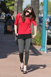 Ashley Greene feet photo thumbnail