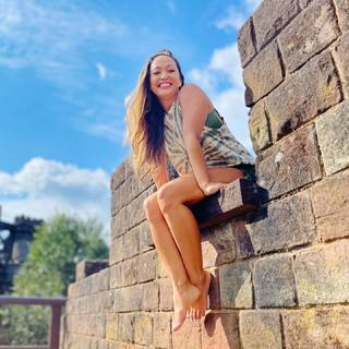 Kino MacGregor feet photo thumbnail
