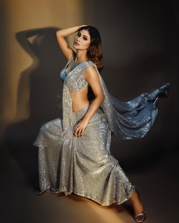 Mouni Roy feet photo thumbnail