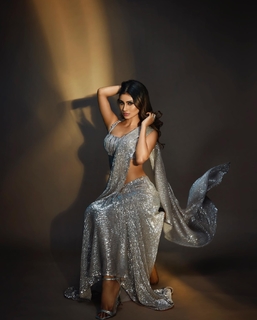 Mouni Roy feet photo thumbnail