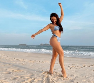 Larissa Manoela feet photo thumbnail