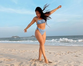 Larissa Manoela feet photo thumbnail