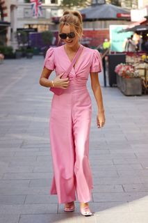 Amanda Holden feet photo thumbnail