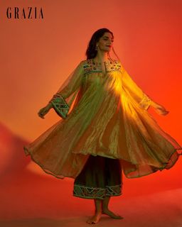 Sonam Kapoor feet photo thumbnail