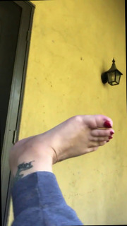 Christina Applegate feet photo thumbnail