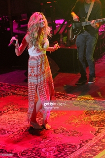Joss Stone feet photo thumbnail