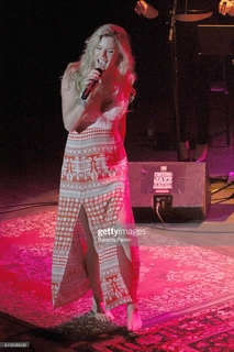 Joss Stone feet photo thumbnail