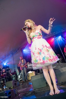 Joss Stone feet photo thumbnail